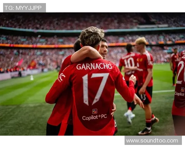 德甲激战：尤文图斯狂胜曼联五球引发全场热烈反响